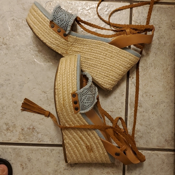 Shoes - Picture 2 of 8